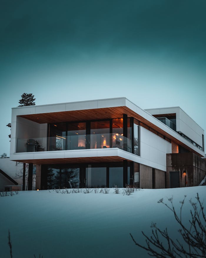 Inicio Stunning modern home with glass facade in snowy Troms, Norway, during winter.